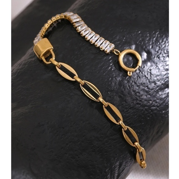New Unique Gold Cubic Zirconia Padlock Bracelet - Picture 11 of 14